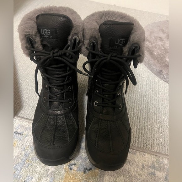 Barely Used UGG Adirondack Boot III, Black/Grey, Size 9 - Picture 4 of 9